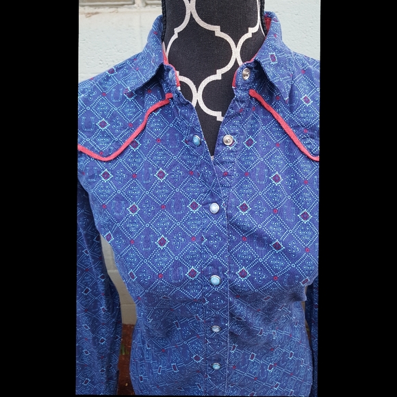 Wrangler Tops - Wrangler Blues women's button down shirt